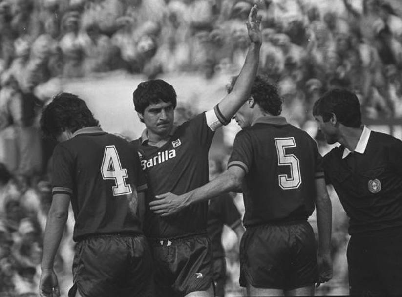 Agostino Di Bartolomei, capitano di quella Roma, morto suicida nel decennale della finale col Liverpool, il 30 maggio 1994. La foto  di Roma-Torino, 15 maggio 1983, partita in cui i giallorossi festeggiarono il secondo scudetto, vinto la settimana prima a Genova. Ansa